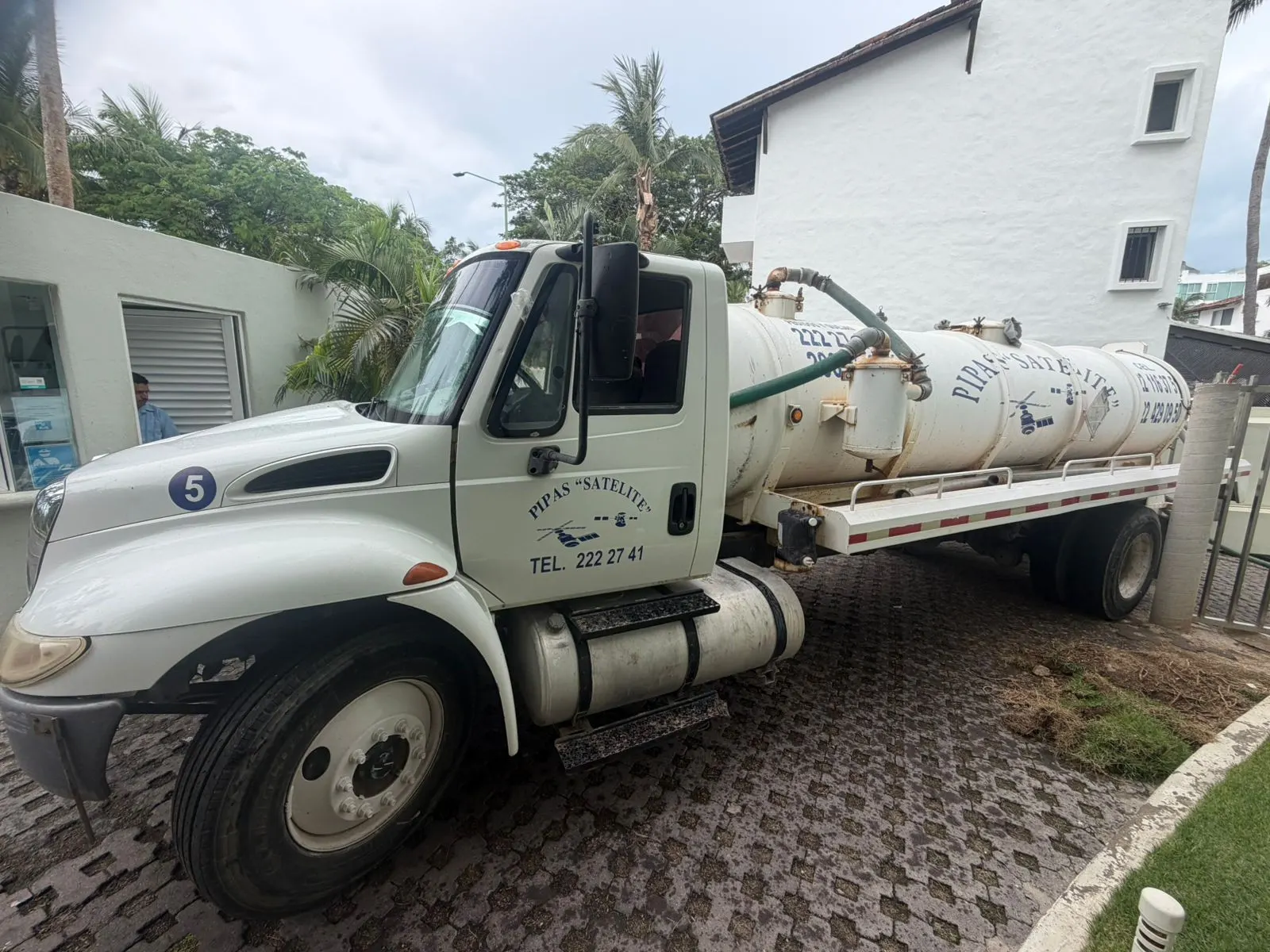 Equipo de succión de Pipas Satélite en servicio de desazolve